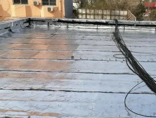 临清卫生间漏水维修公司分享下临清屋面楼顶防水刚性防水层施工要点。